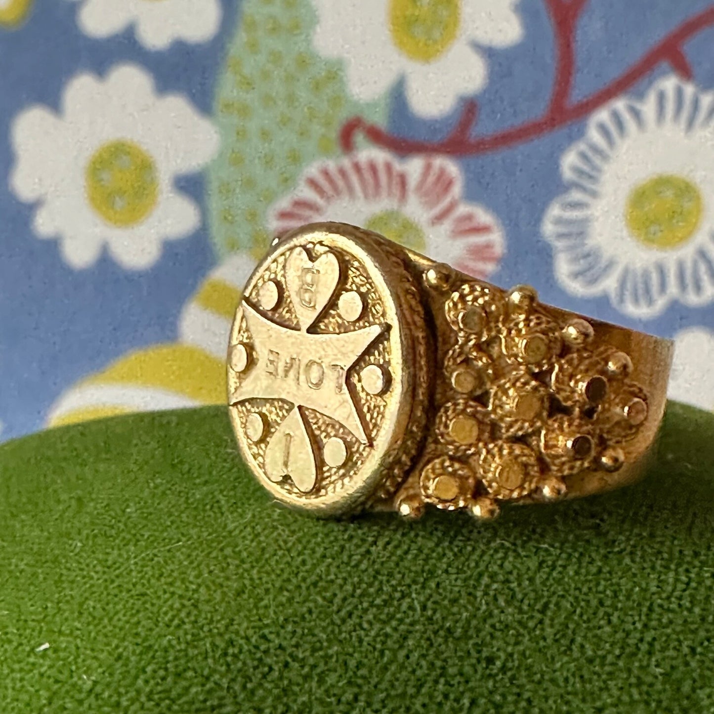17k Etruscan style Love ring 12.12g Size 10