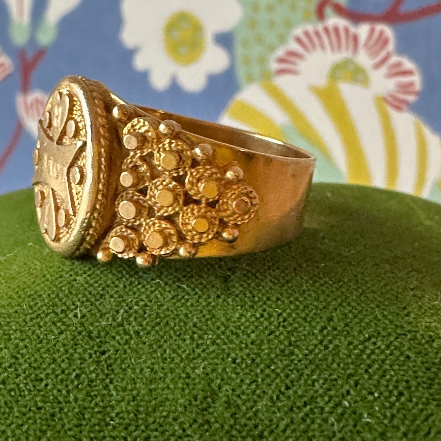 17k Etruscan style Love ring 12.12g Size 10