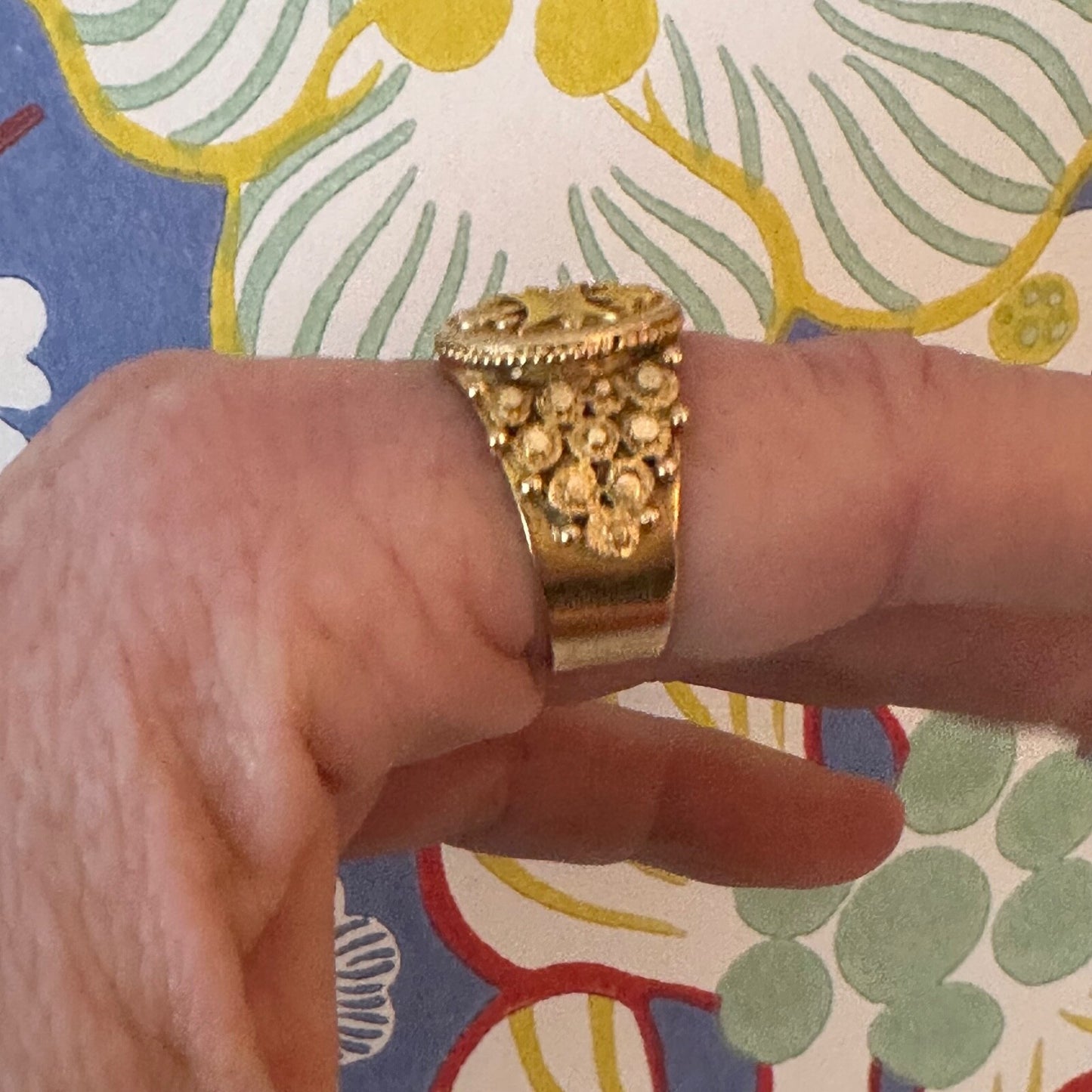 17k Etruscan style Love ring 12.12g Size 10