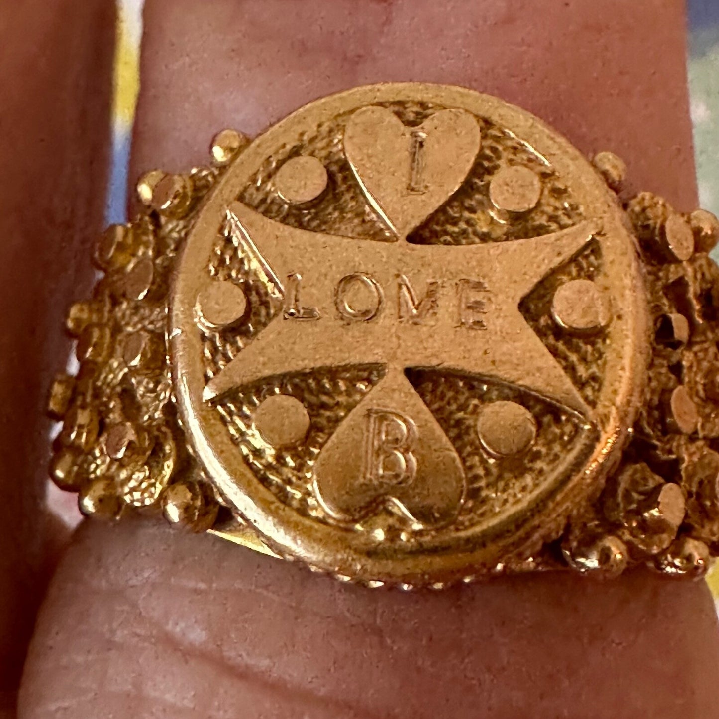 17k Etruscan style Love ring 12.12g Size 10