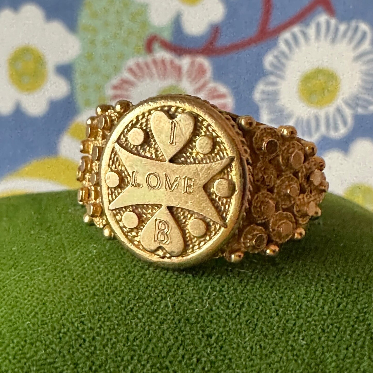17k Etruscan style Love ring 12.12g Size 10