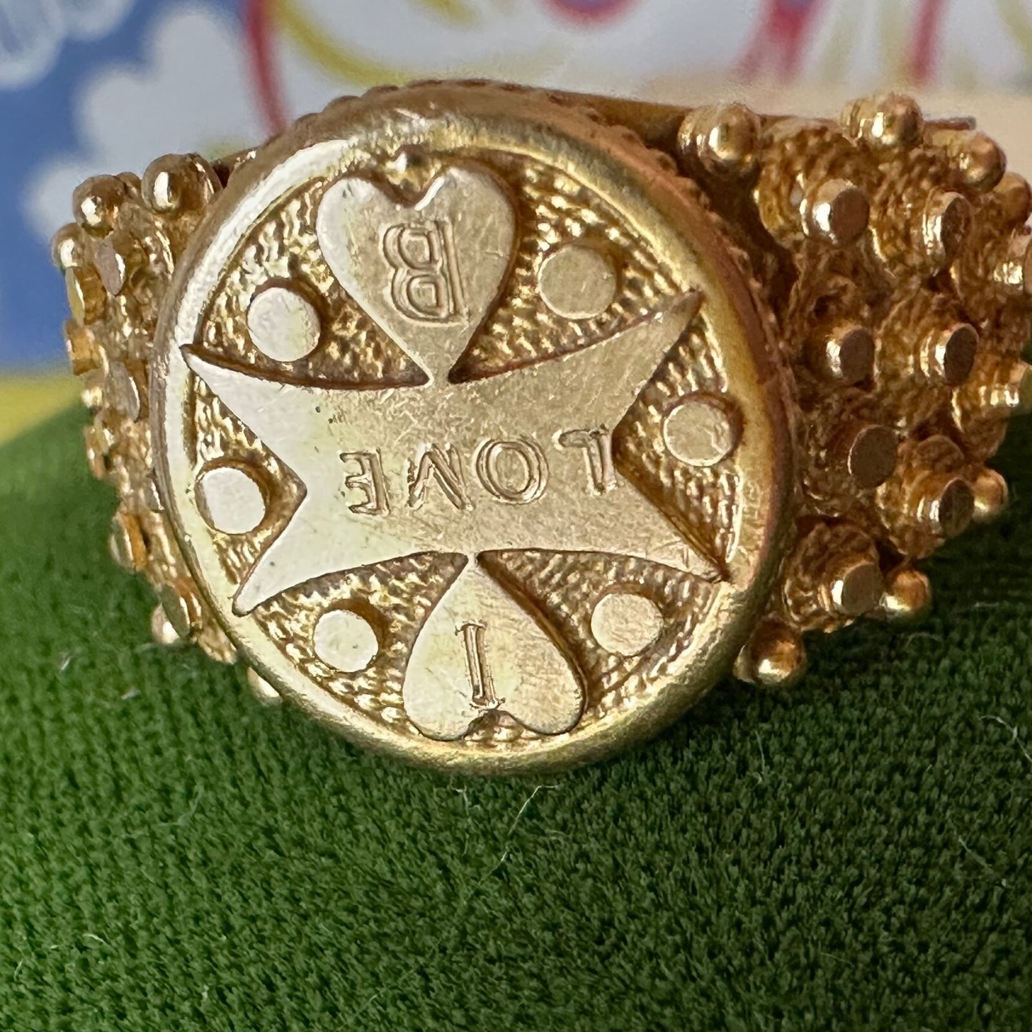 17k Etruscan style Love ring 12.12g Size 10