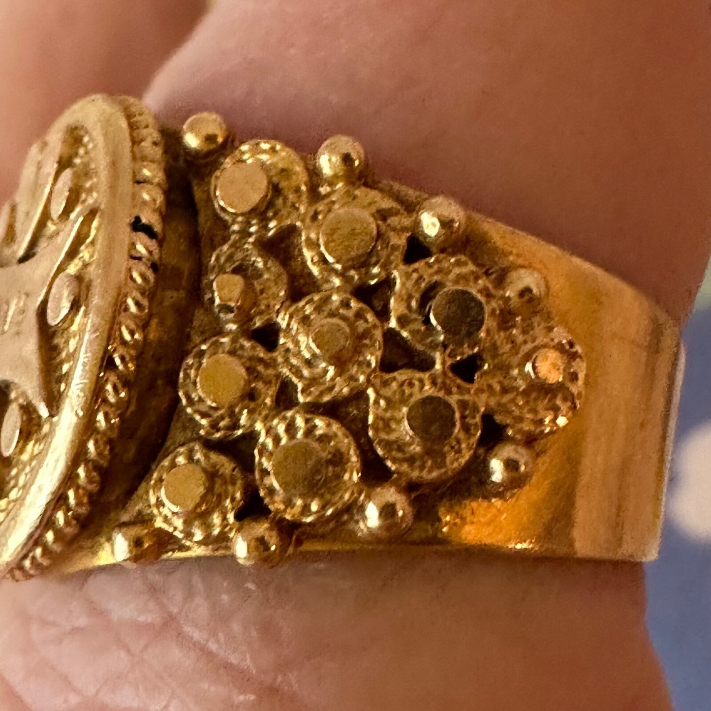17k Etruscan style Love ring 12.12g Size 10