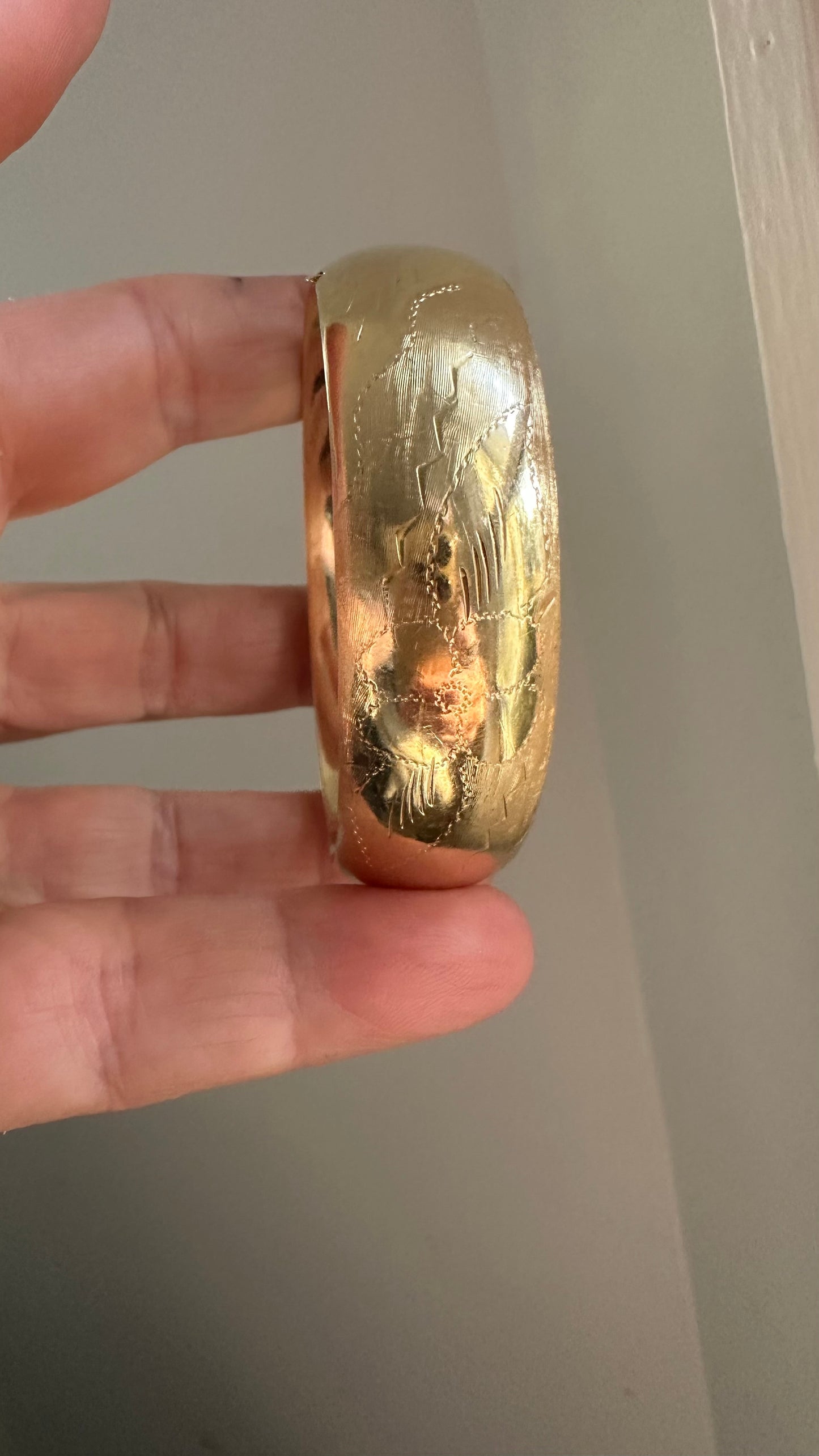 Vintage wide 14K etched hinged bangle bracelet 28g