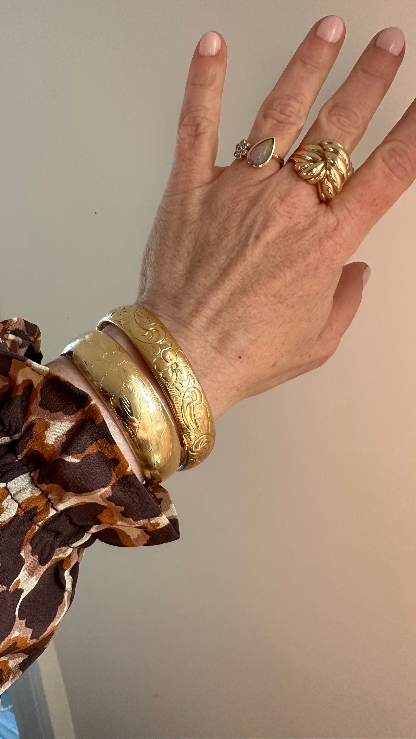 Victorian 9k orange blossom motif bangle 22g