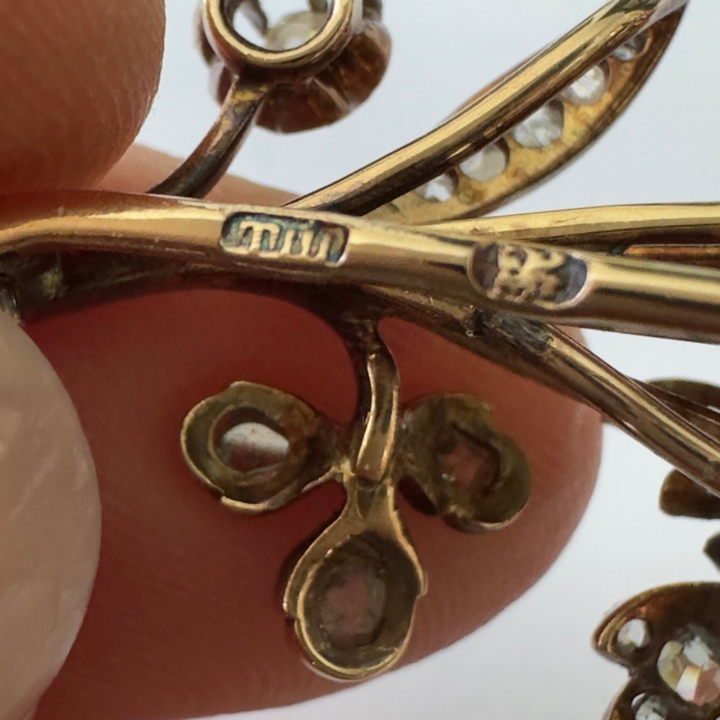 Victorian Old Mine 2 cttw Diamond Gold Brooch