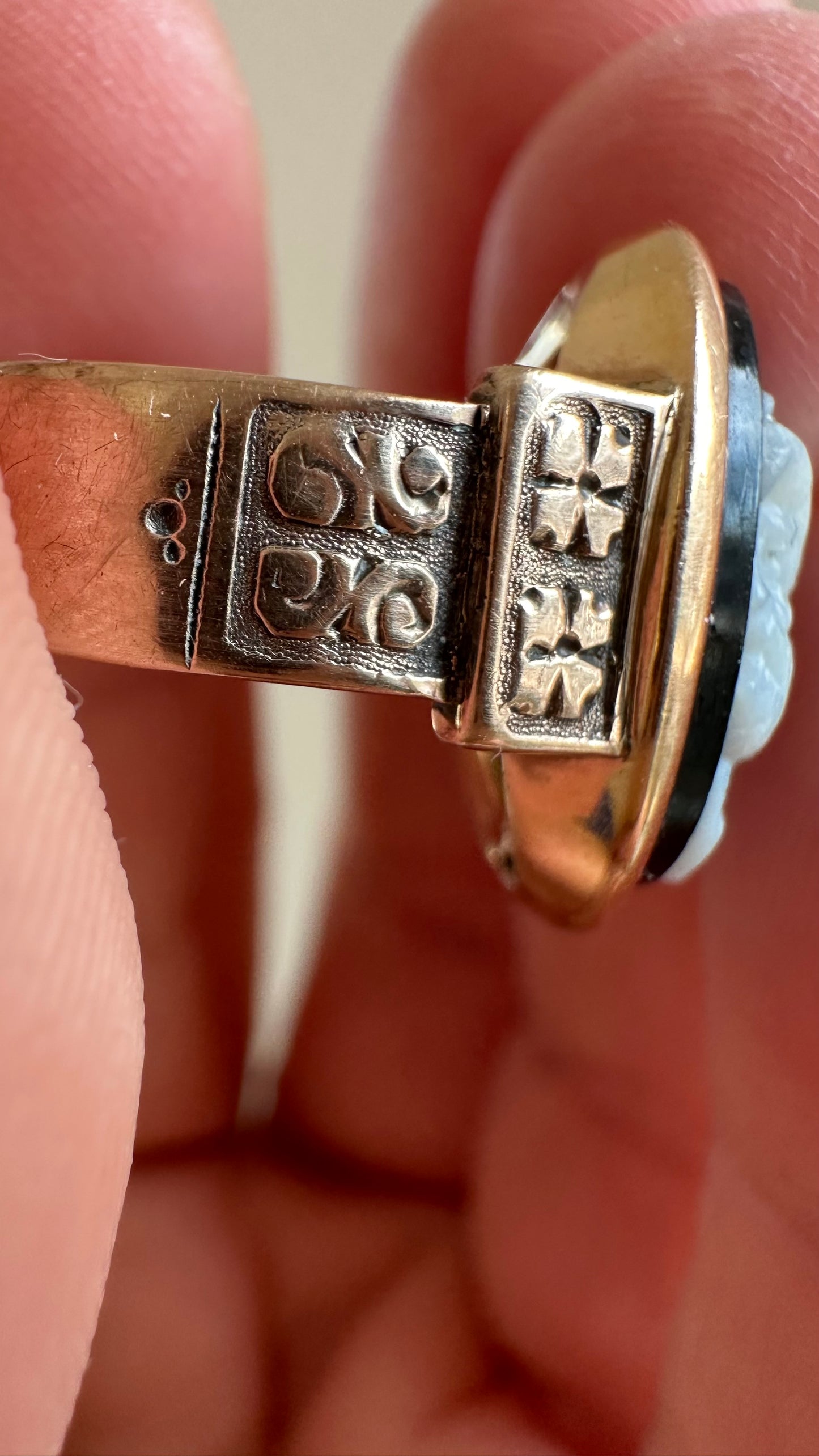 ✨ Antique Hardstone Cameo Ring | Classical Profile | 18K Gold | c. 1890–1915