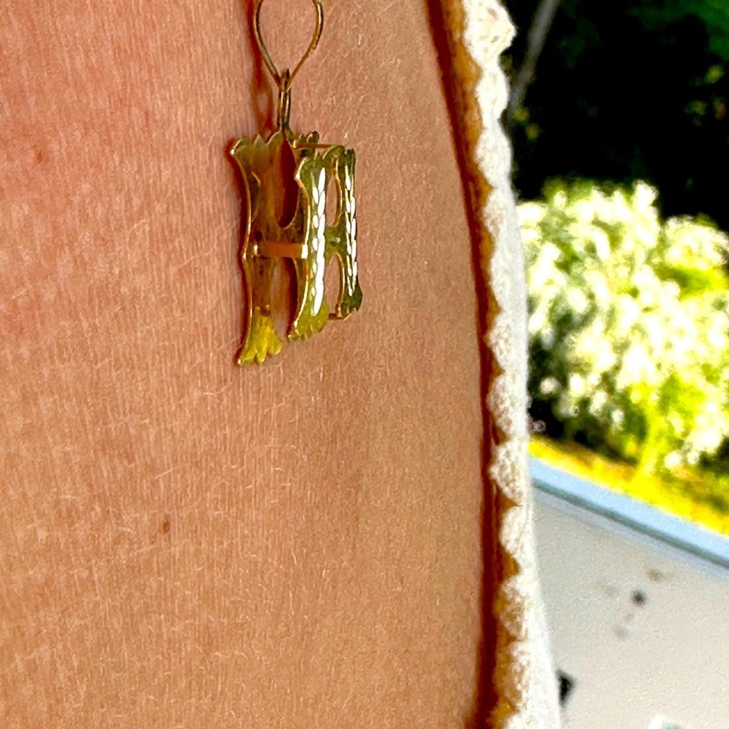 14k gold H raised double image pendant 2.1g