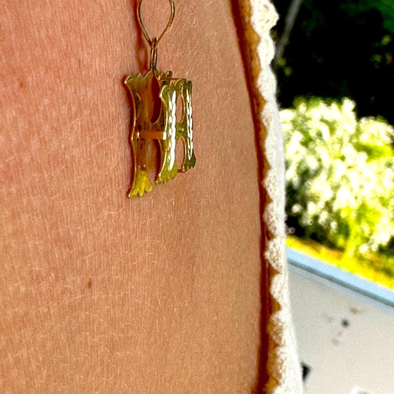 14k gold H raised double image pendant 2.1g