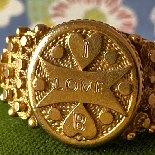 17k  Etruscan style Love ring 12.12g Size 10