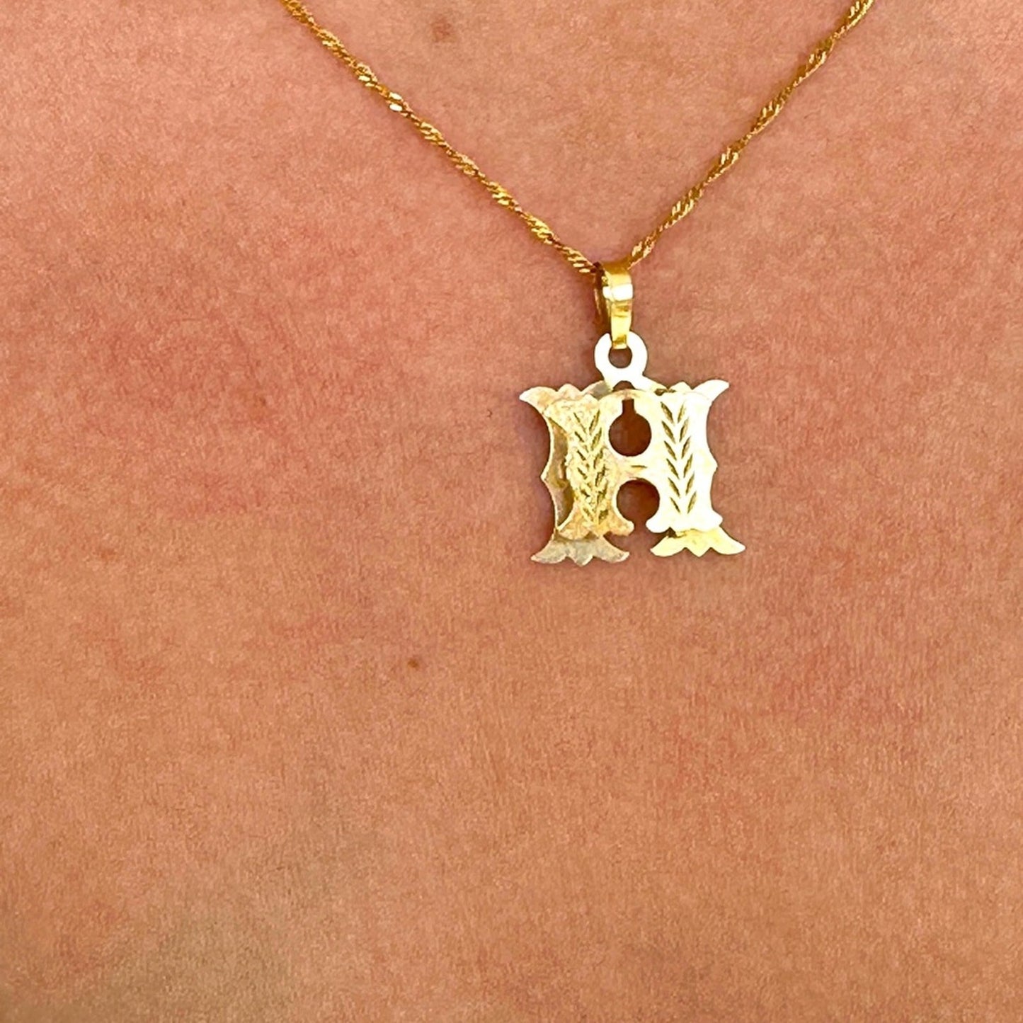 14k gold H raised double image pendant 2.1g