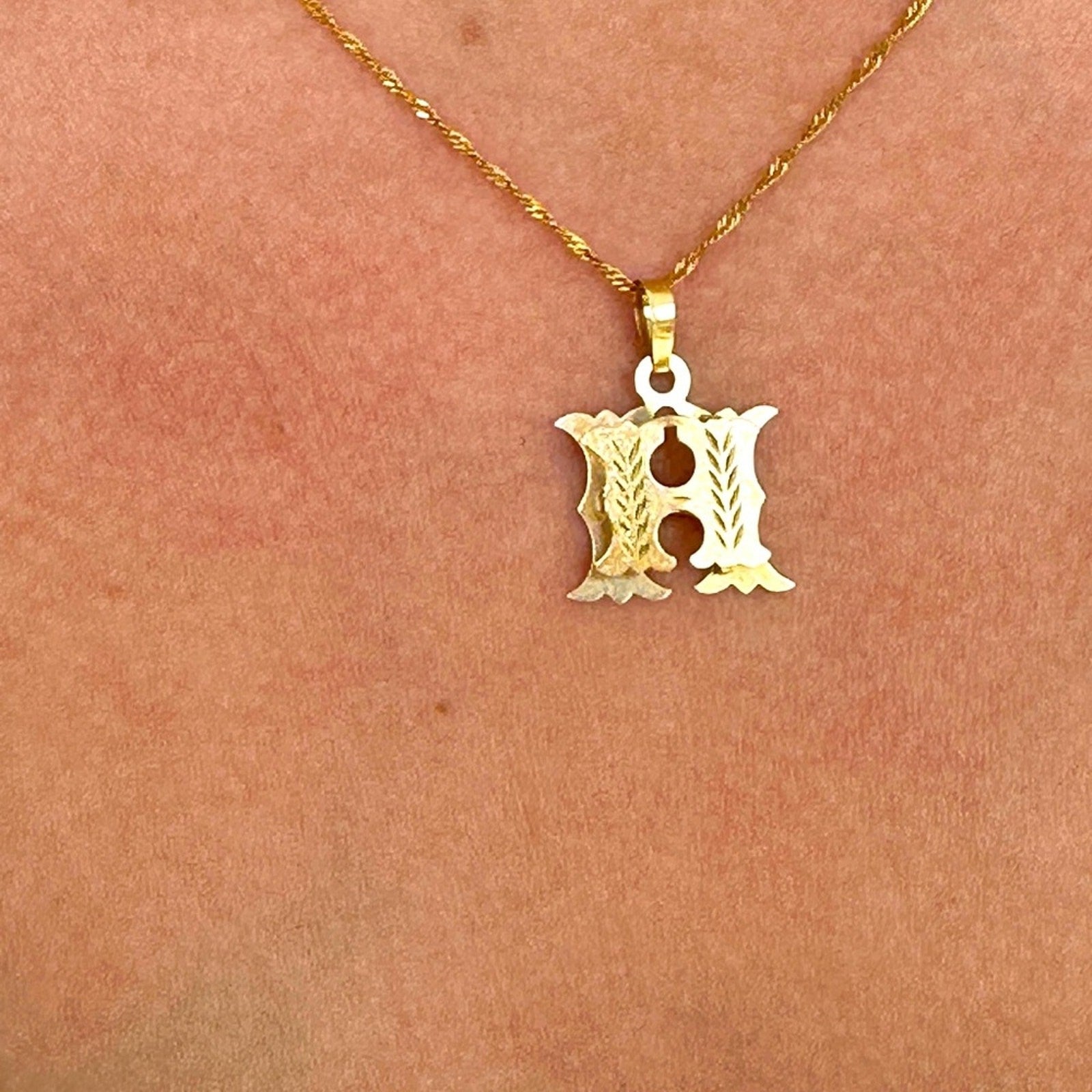 14k gold H raised double image pendant 2.1g