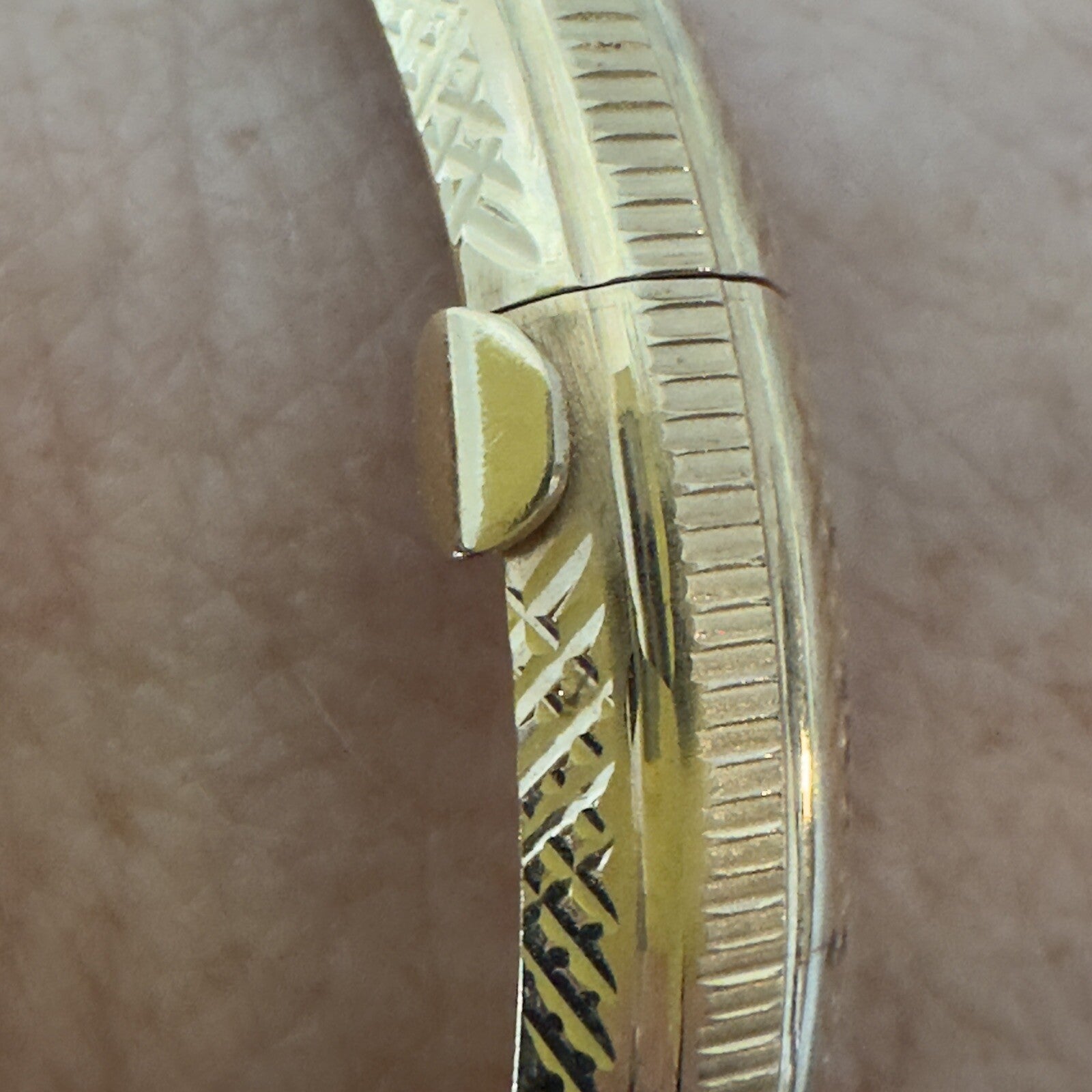 Vintage etched  14k Hinged Bangle Bracelet 11.2g