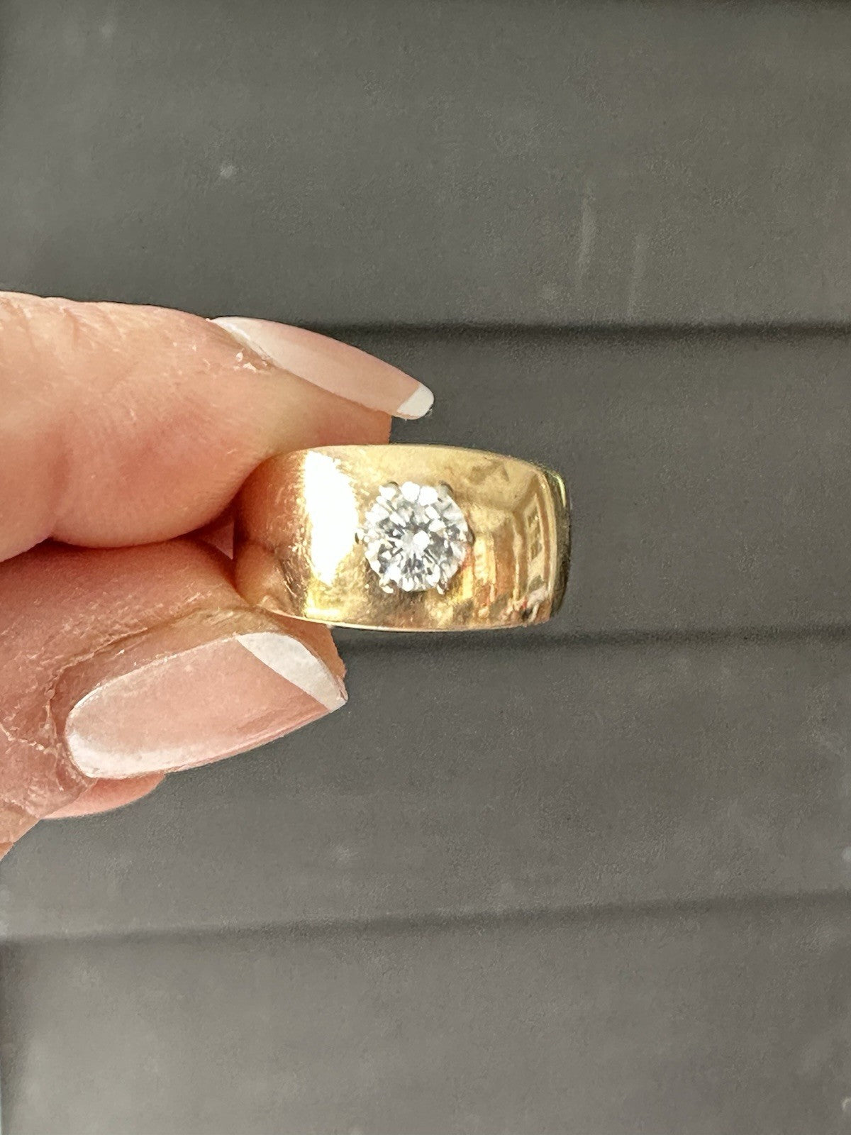 Vintage 13k Graduated Wide  Band Diamond  Solitare ring Size 7.75