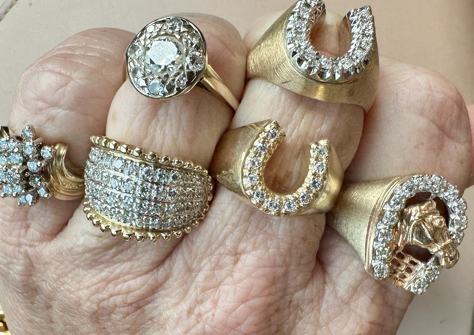 Horseshoe Ring W/Florentine Gold Finish size 9 - 6g 10k