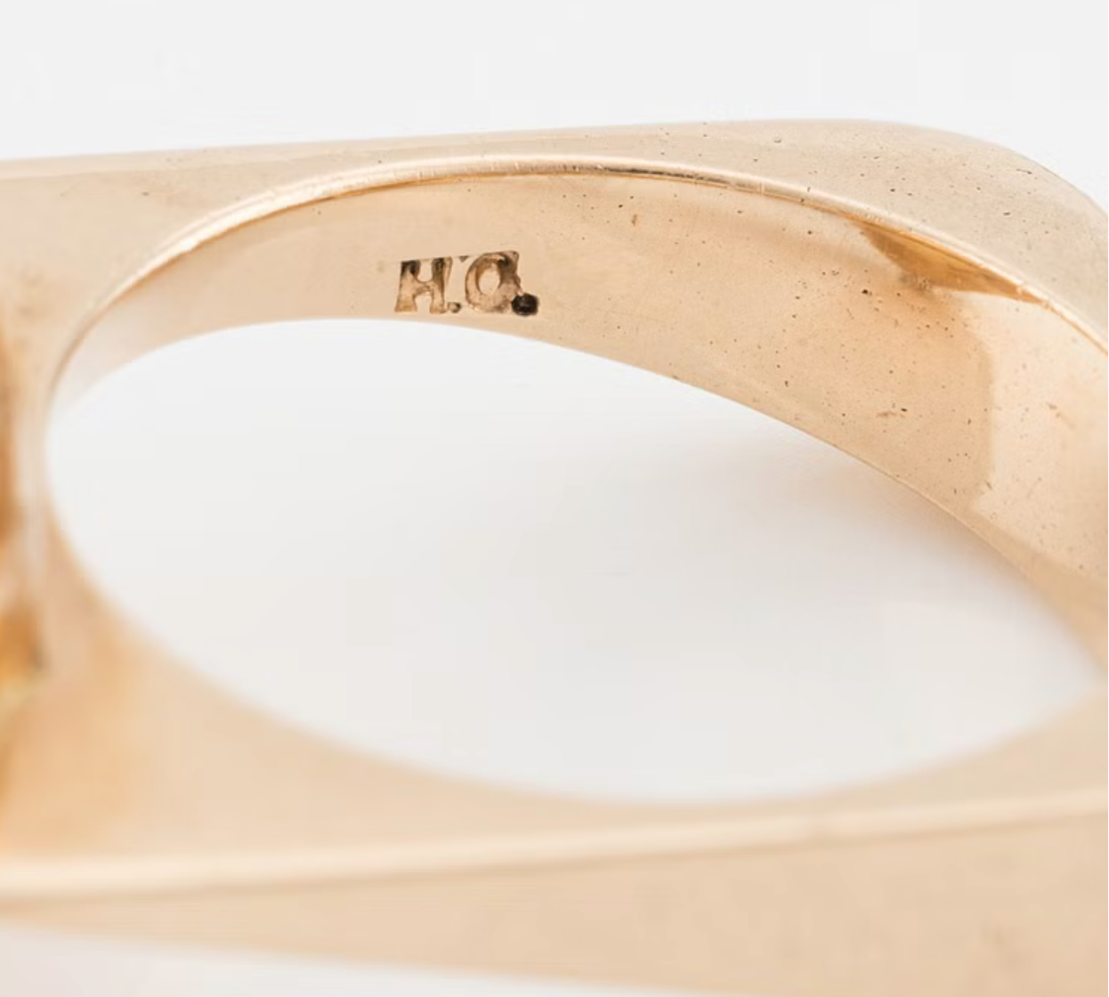 Swedish designer Ring in 14K gold with a cabochon-cut sapphire