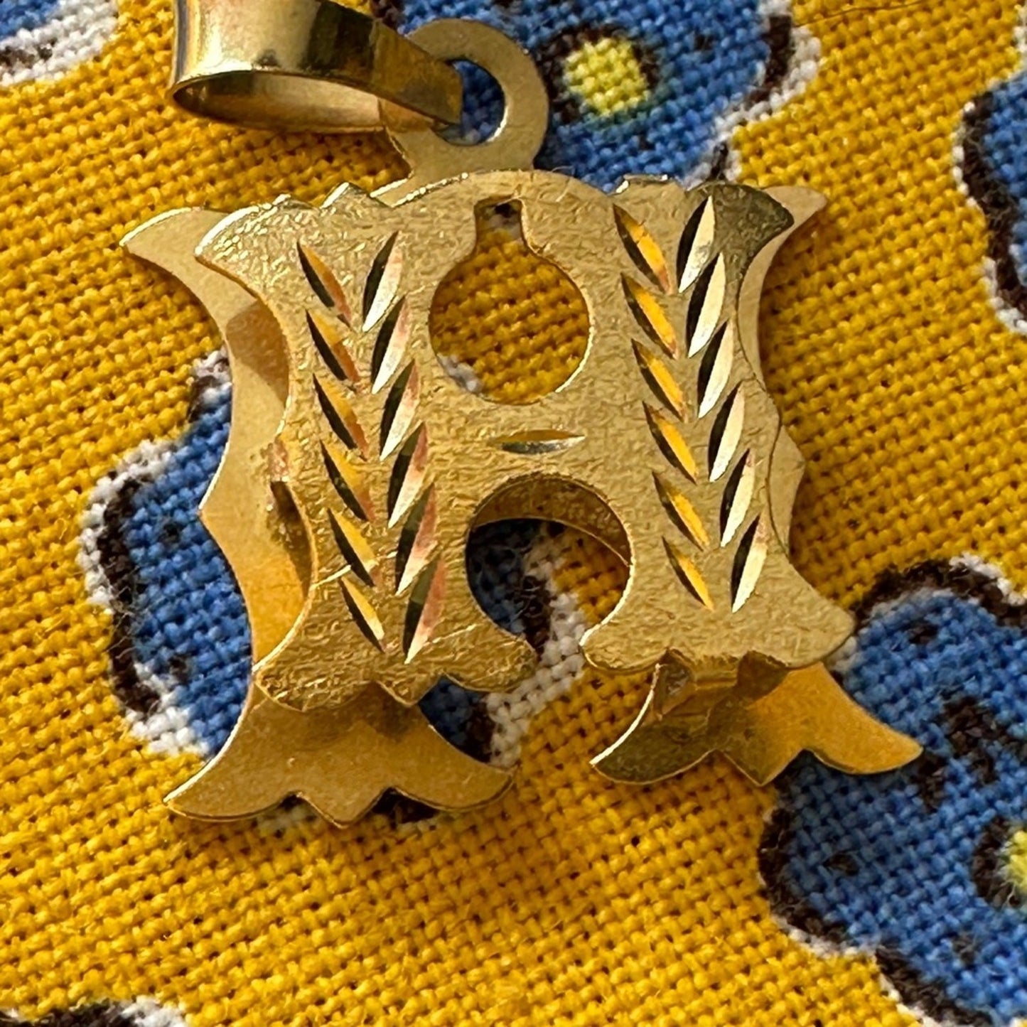 14k gold H raised double image pendant 2.1g