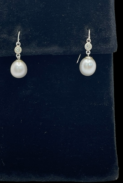 14k Diamond and Pearl Dangle earrings