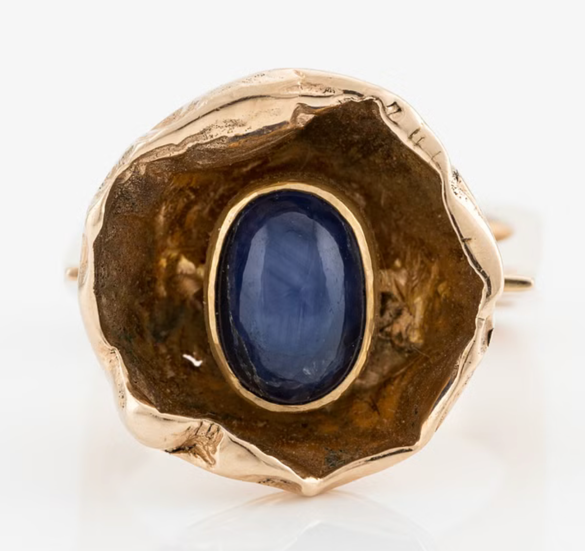 Swedish designer Ring in 14K gold with a cabochon-cut sapphire