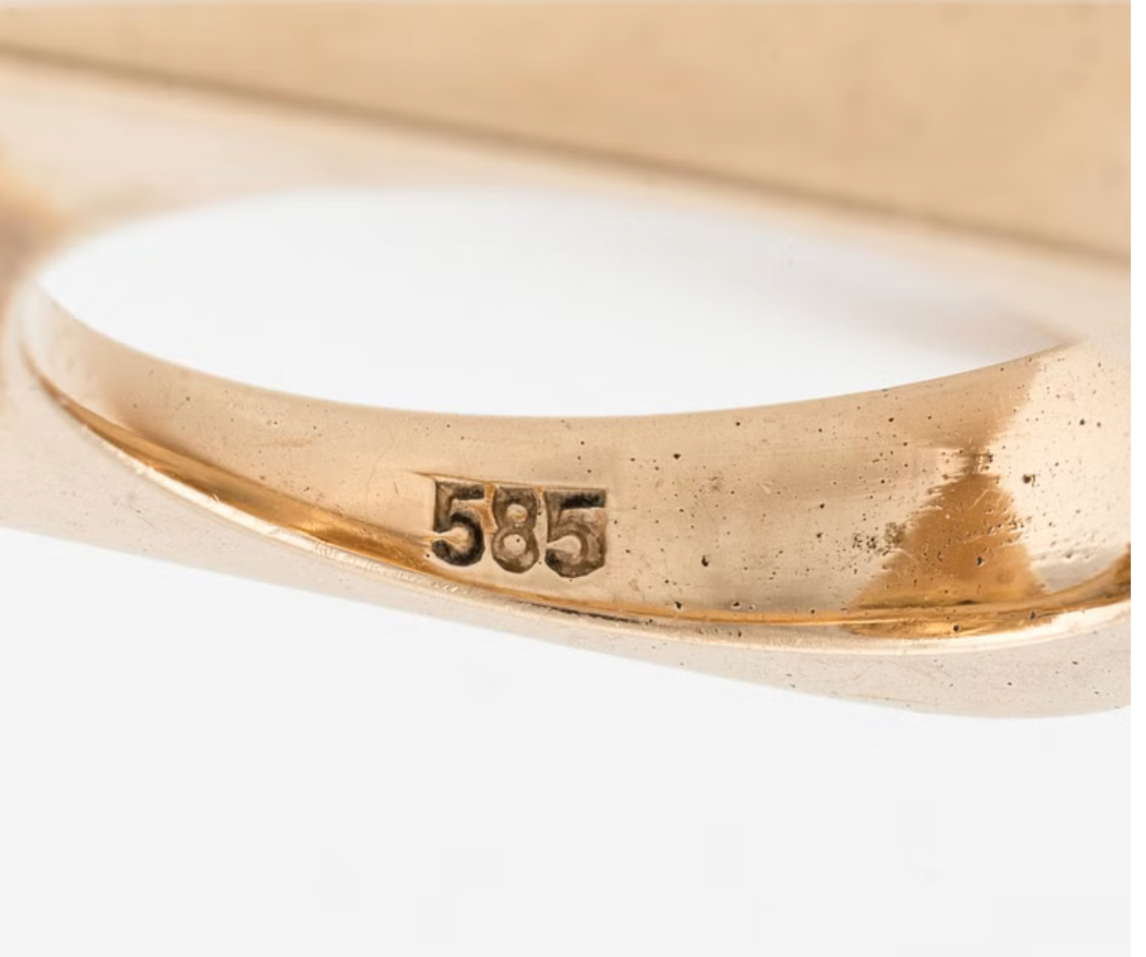 Swedish designer Ring in 14K gold with a cabochon-cut sapphire