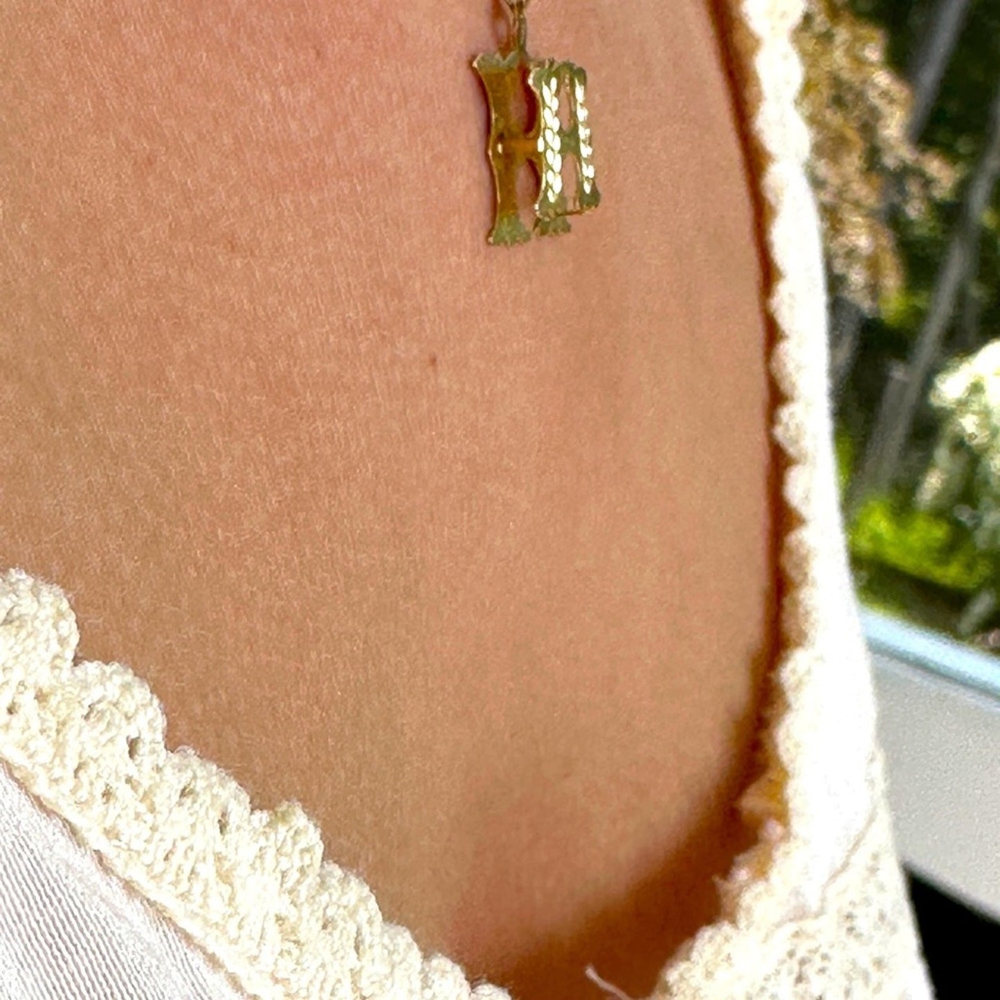 14k gold H raised double image pendant 2.1g