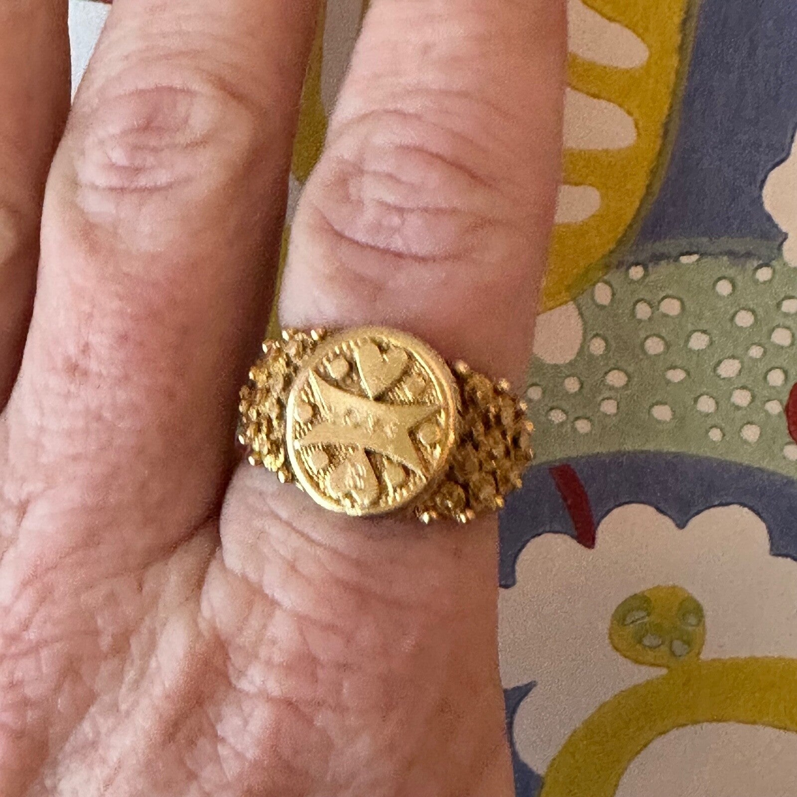 17k  Etruscan style Love ring 12.12g Size 10