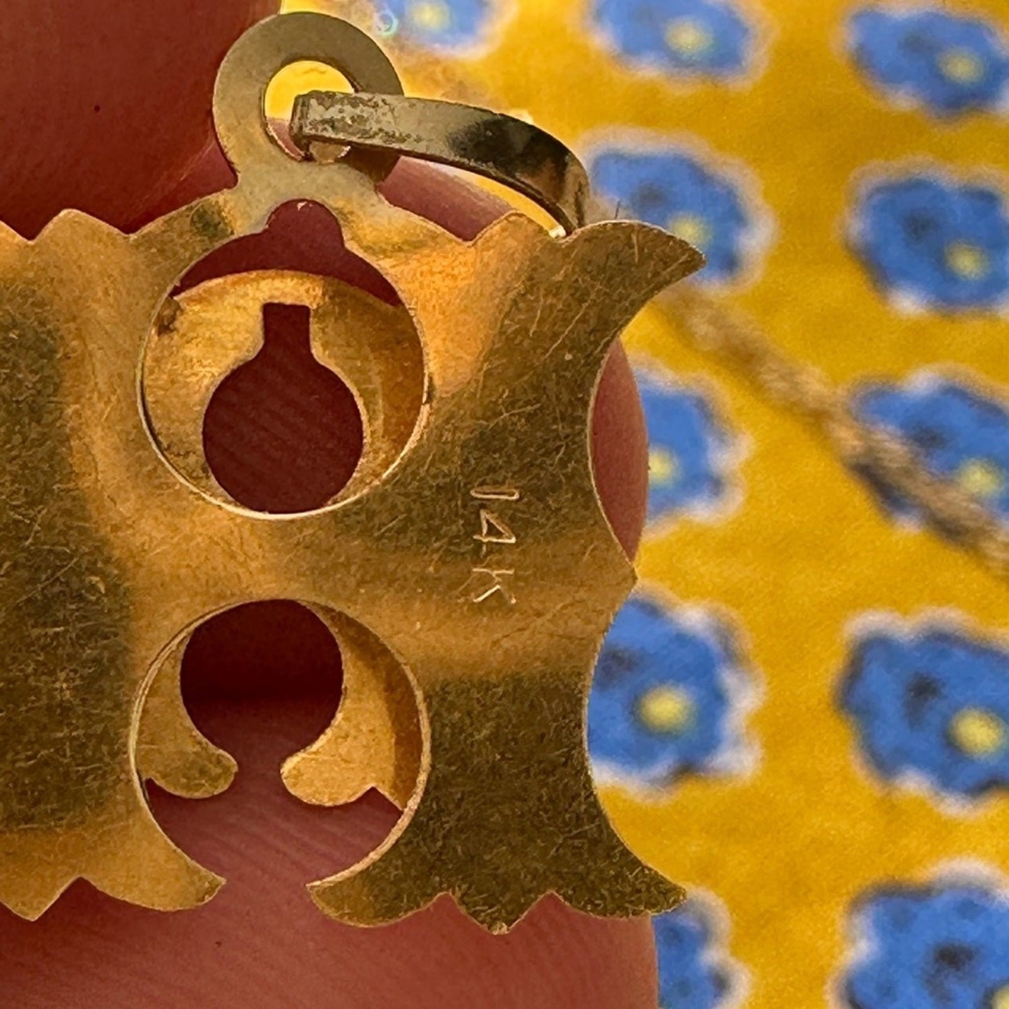 14k gold H raised double image pendant 2.1g