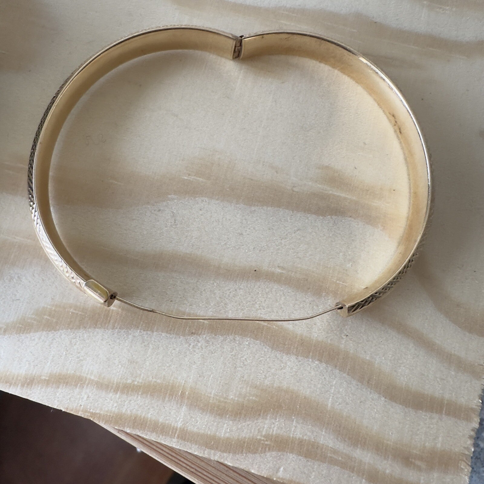 Vintage etched  14k Hinged Bangle Bracelet 11.2g