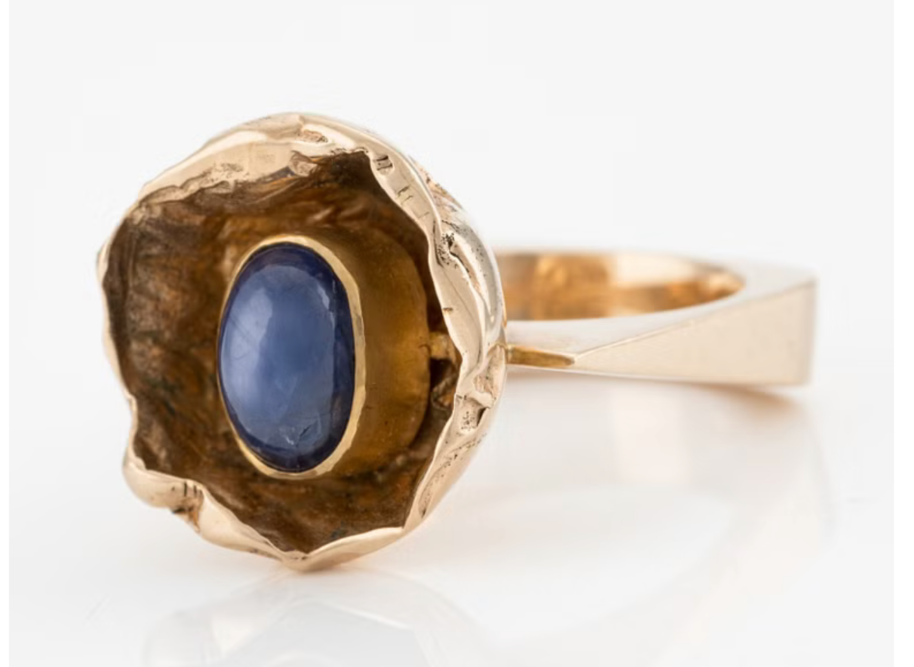 Swedish designer Ring in 14K gold with a cabochon-cut sapphire