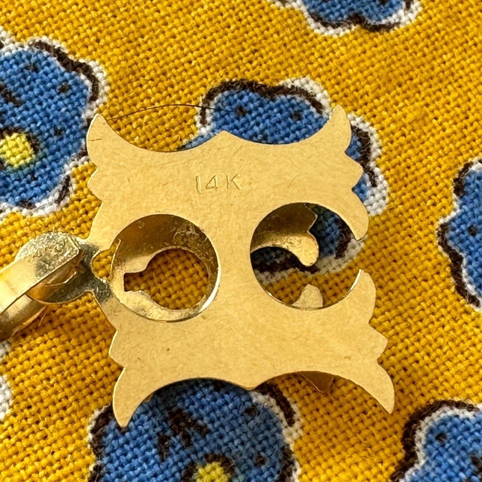 14k gold H raised double image pendant 2.1g