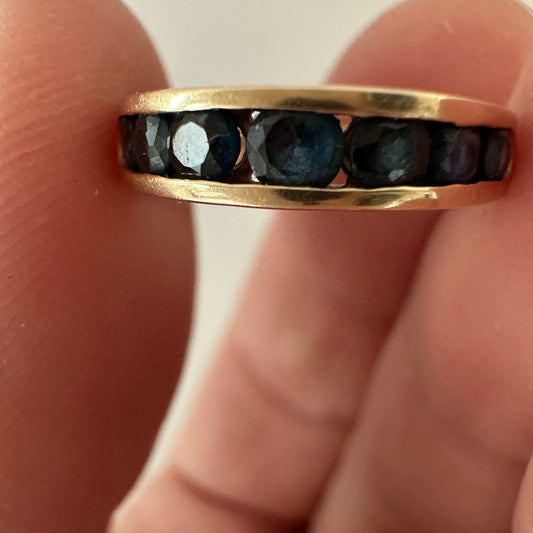 7a.14k natural sapphire channel set ring