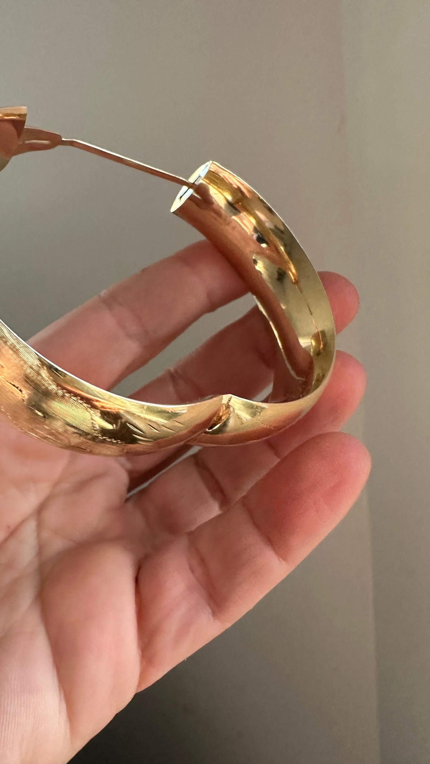 Vintage wide 14K etched hinged bangle bracelet 28g