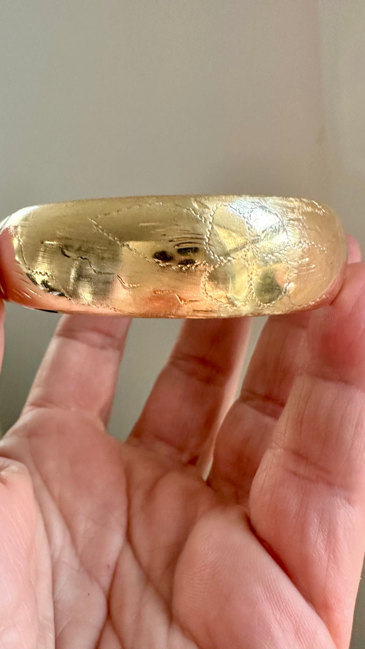Vintage wide 14K etched hinged bangle bracelet 28g