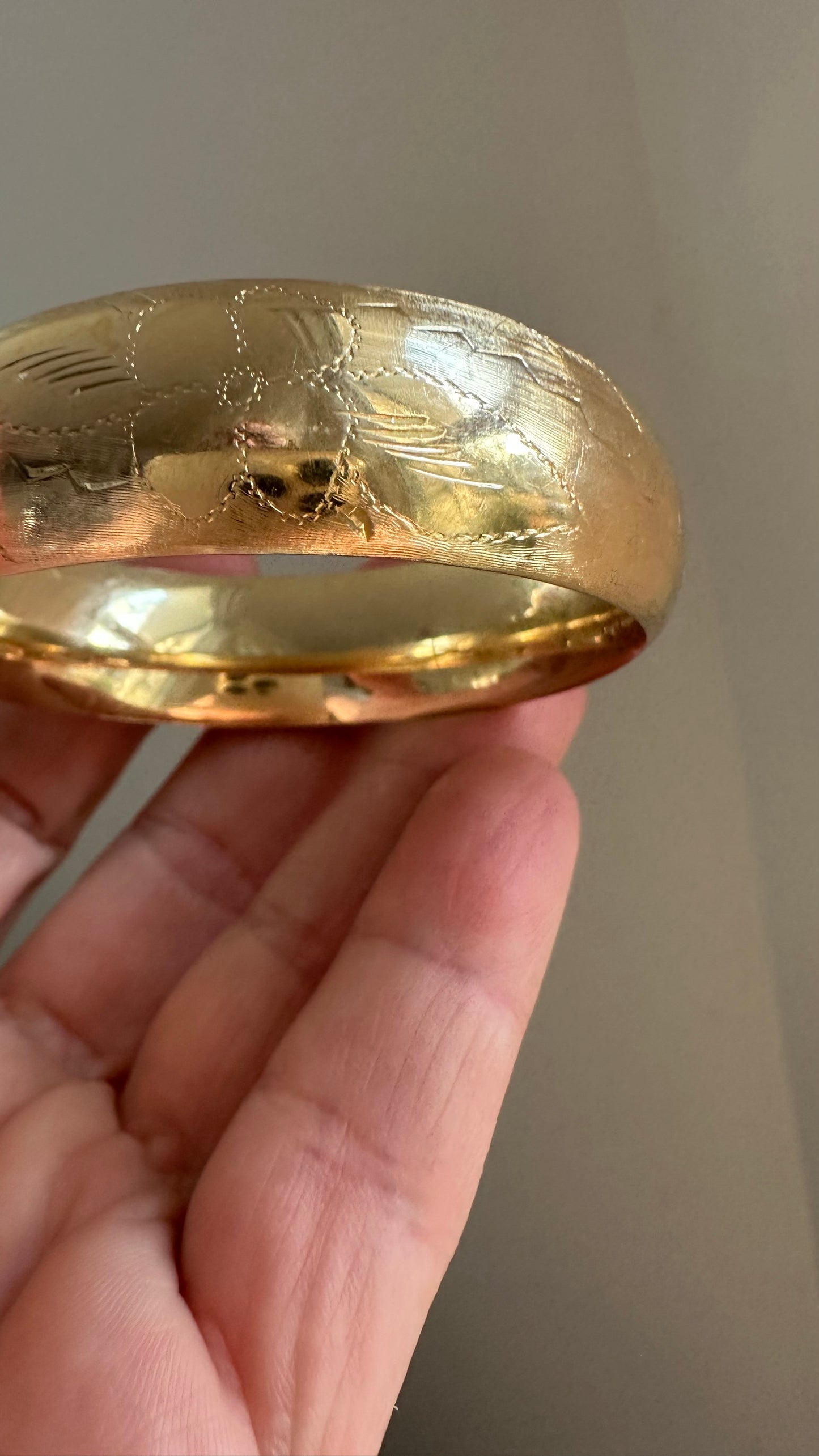Vintage wide 14K etched hinged bangle bracelet 28g