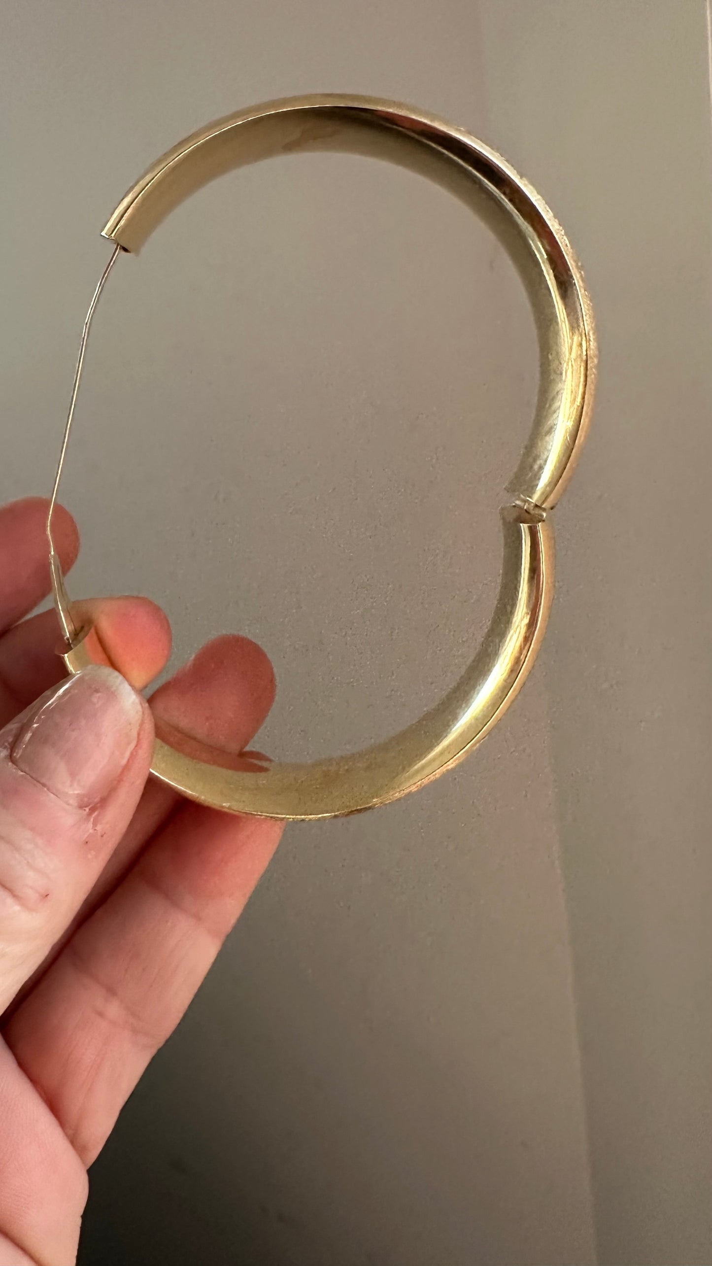 Vintage wide 14K etched hinged bangle bracelet 28g