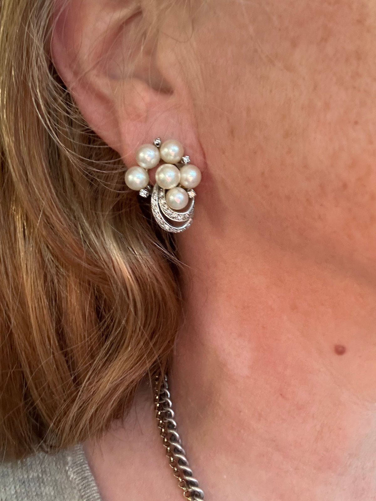 14K GOLD, CULTURED PEARL AND DIAMOND EARRINGS AND BROOCH SET