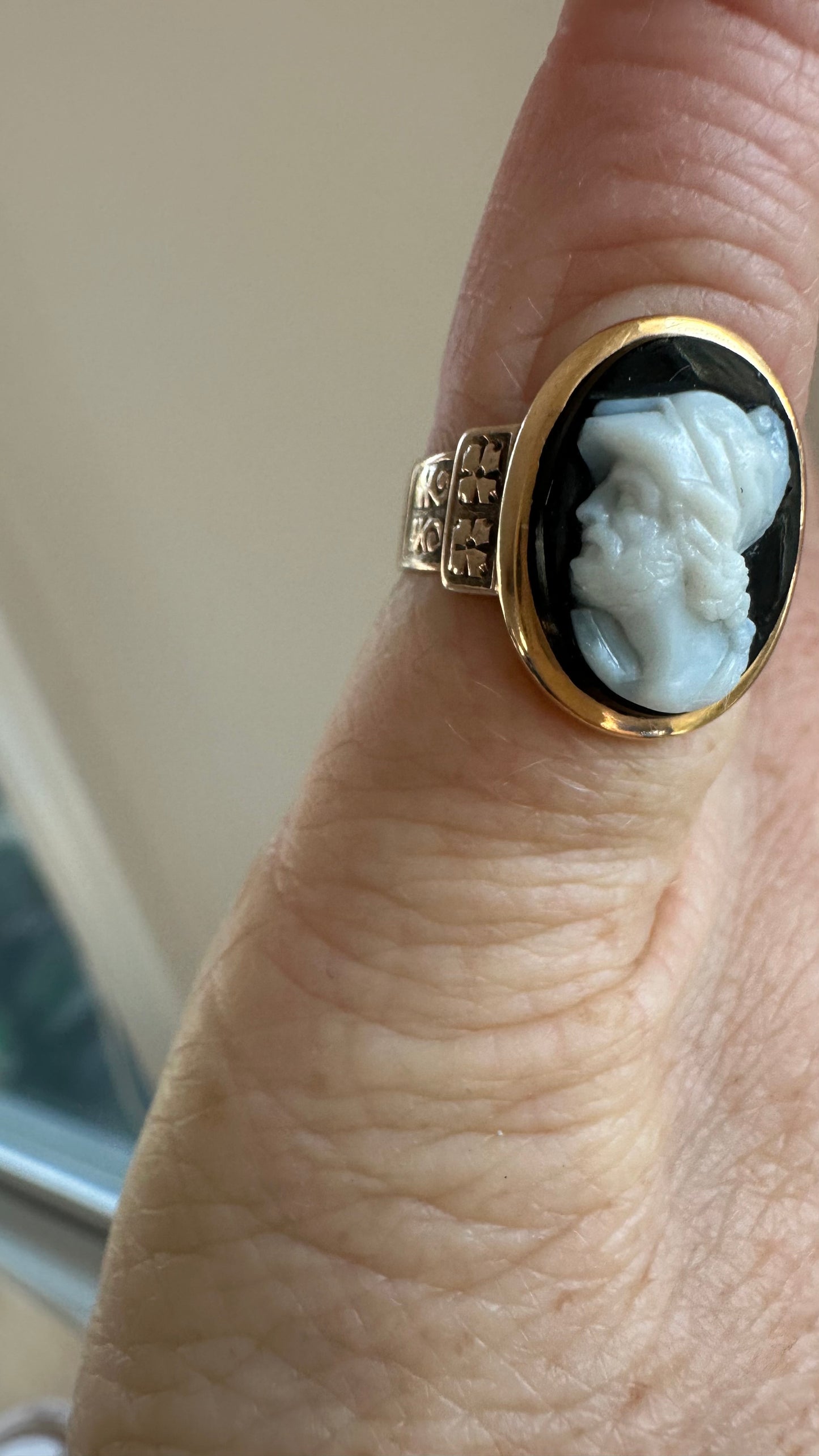 ✨ Antique Hardstone Cameo Ring | Classical Profile | 18K Gold | c. 1890–1915