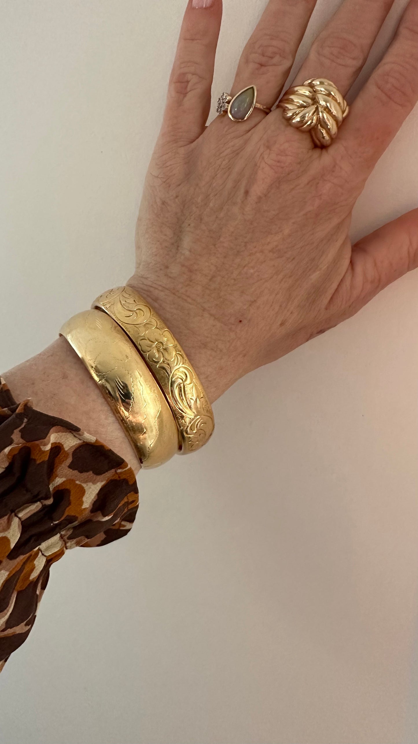 Victorian 9k orange blossom motif bangle 22g