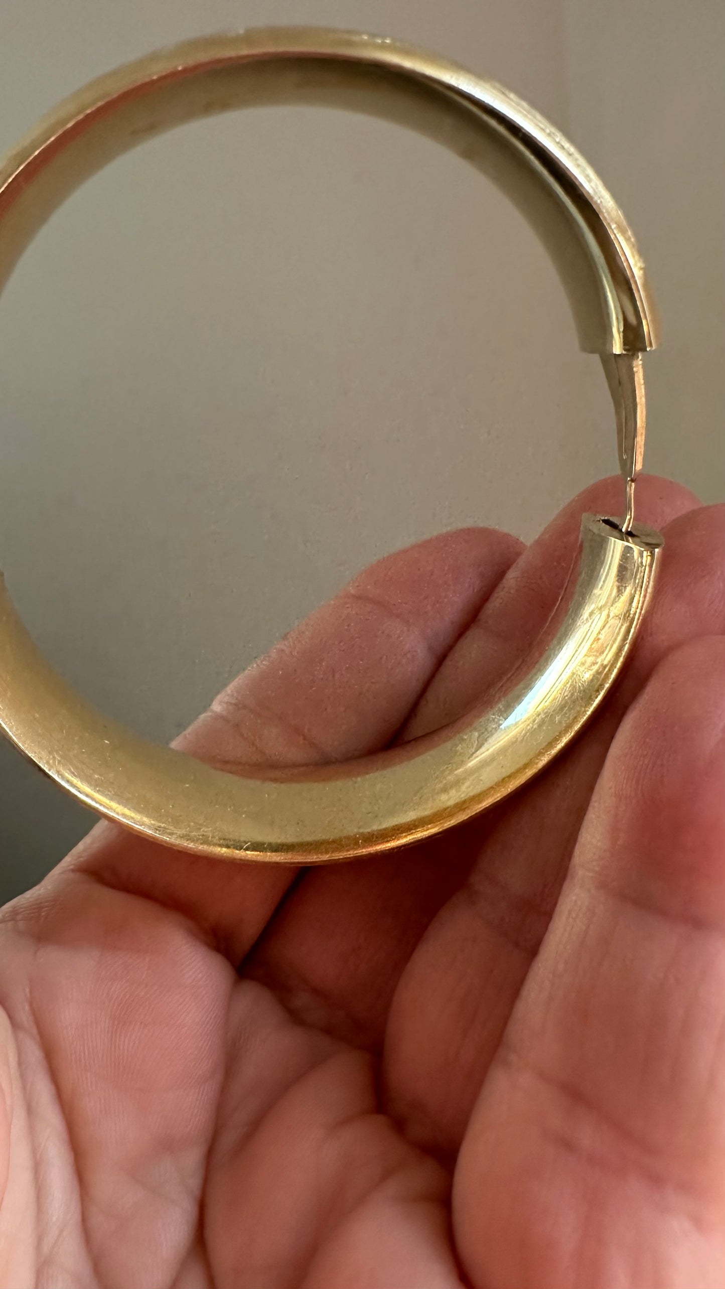 Vintage wide 14K etched hinged bangle bracelet 28g