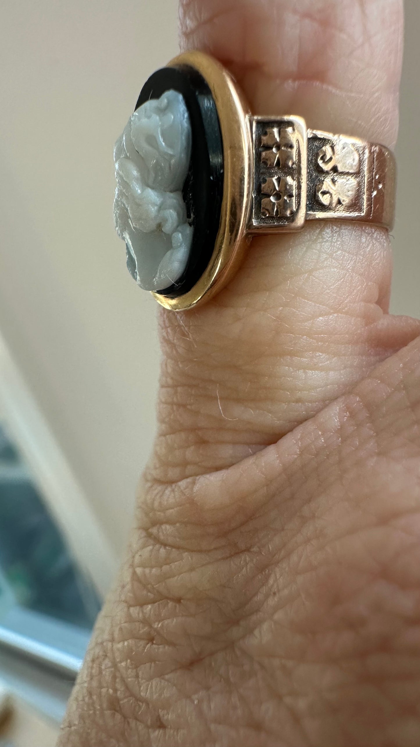 ✨ Antique Hardstone Cameo Ring | Classical Profile | 18K Gold | c. 1890–1915