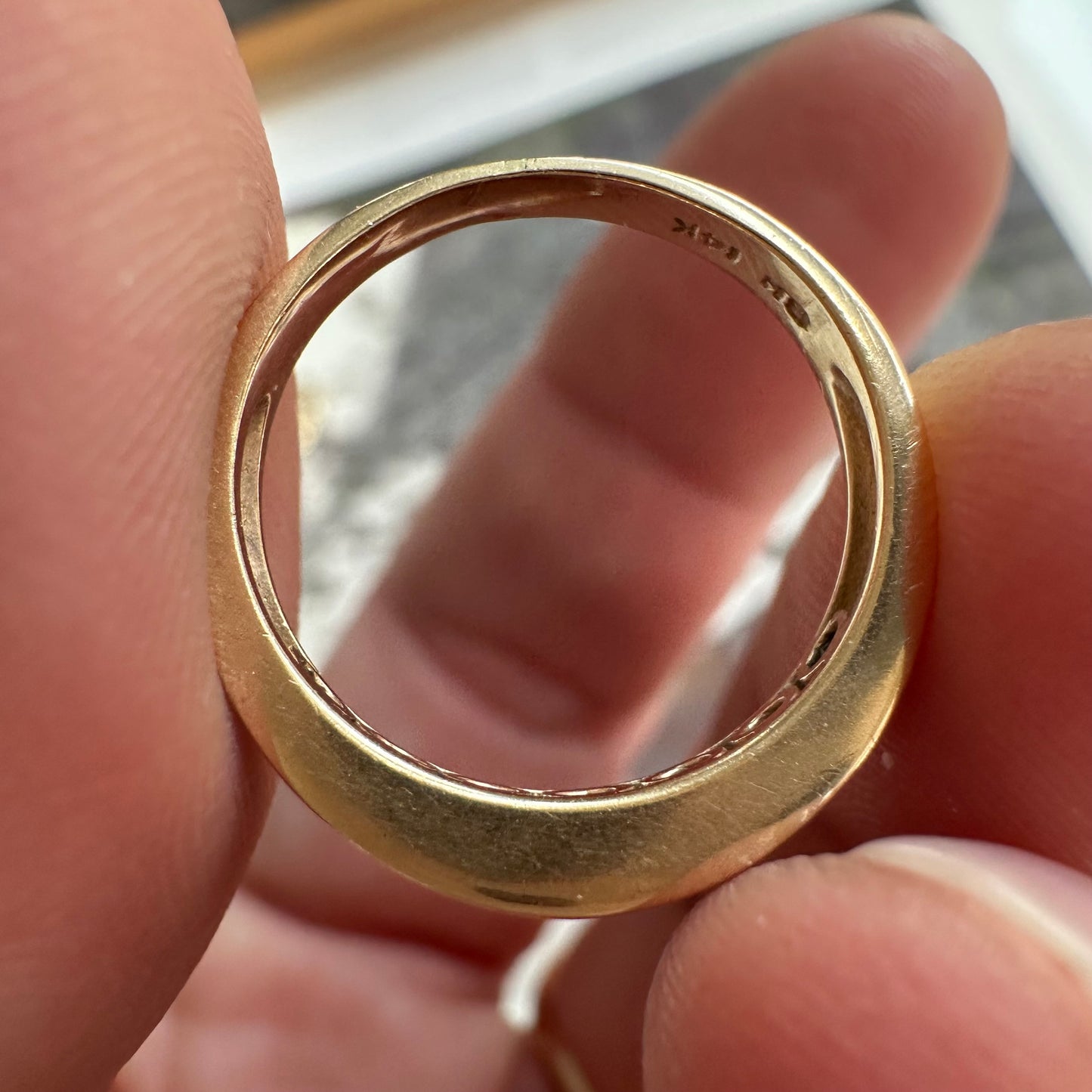 7a.14k natural sapphire channel set ring