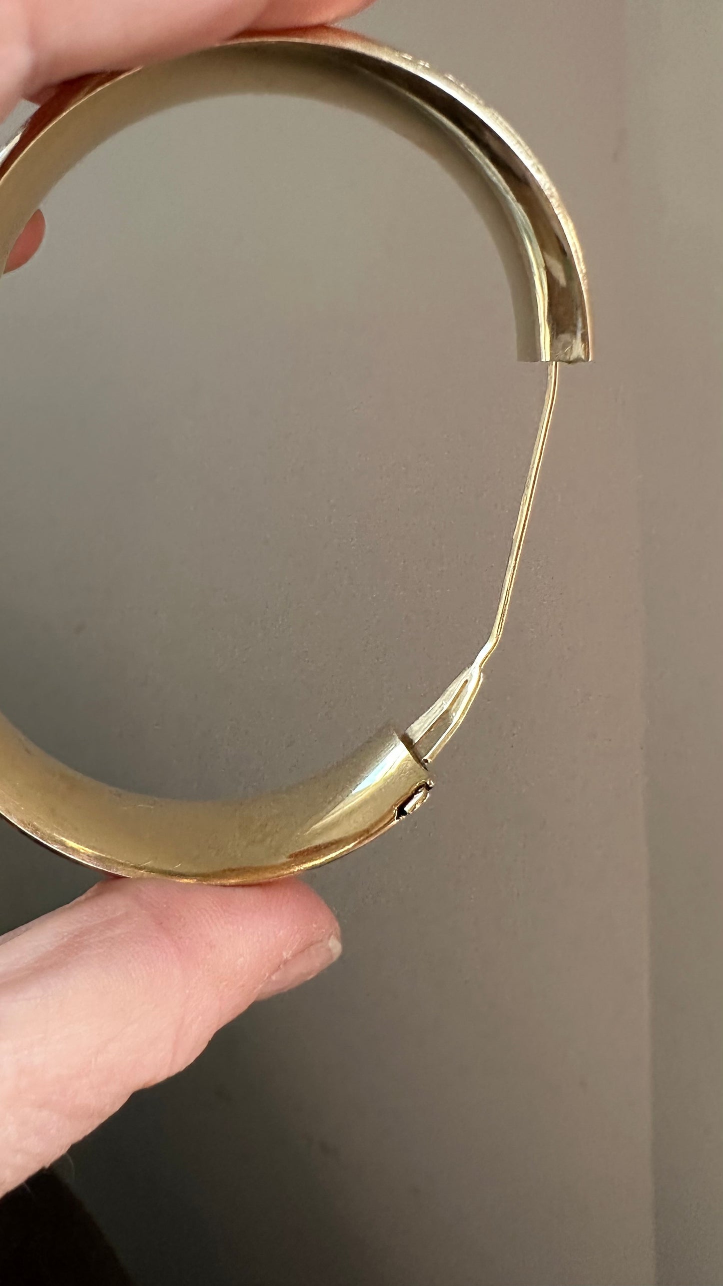 Vintage wide 14K etched hinged bangle bracelet 28g