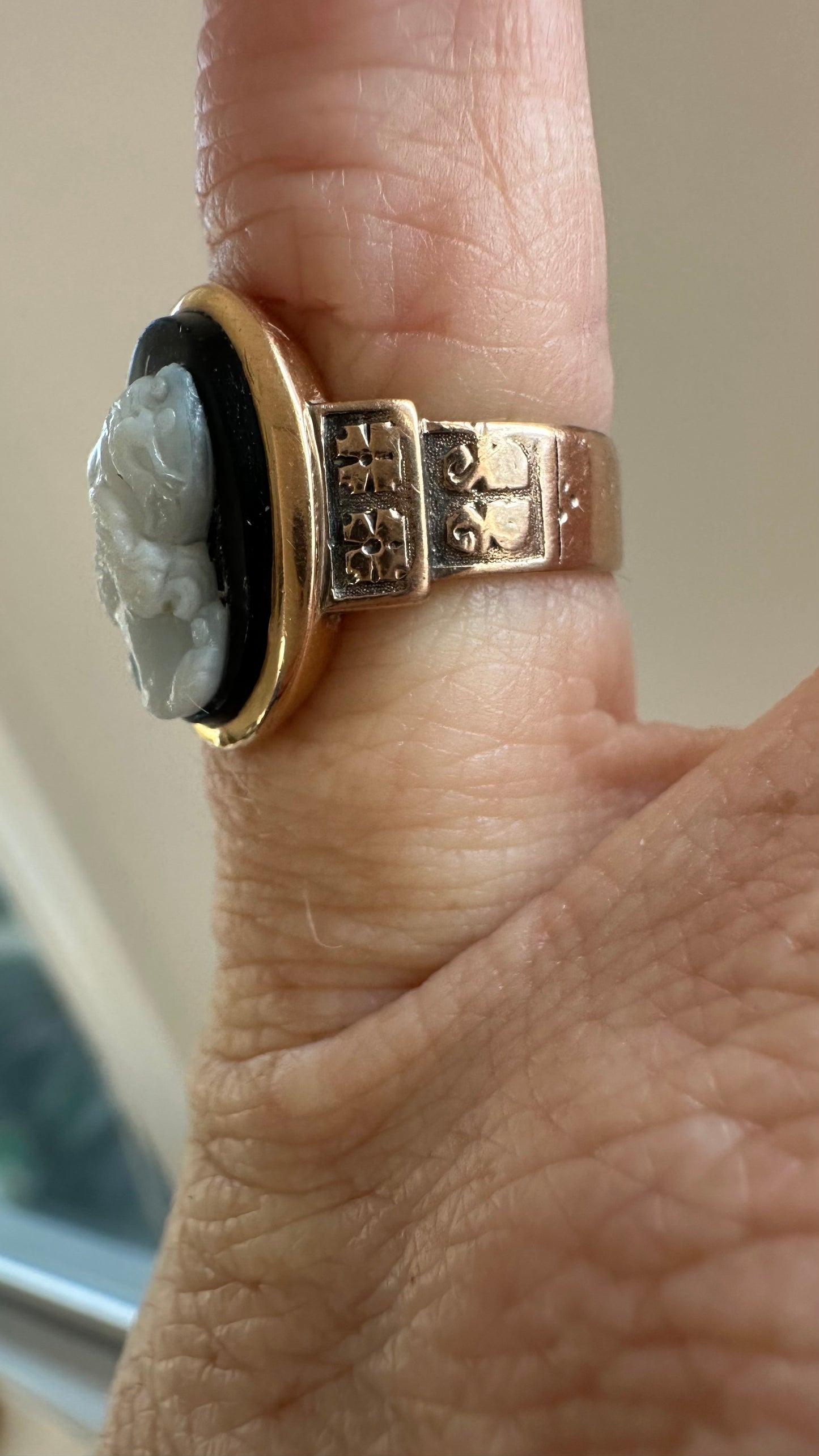 ✨ Antique Hardstone Cameo Ring | Classical Profile | 18K Gold | c. 1890–1915