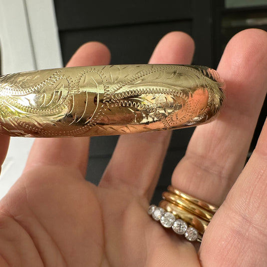 Vintage 14 K etched hinged bangle bracelet
