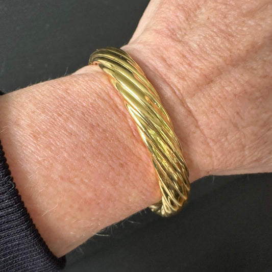 Big lusty 18k 31g twist hinged bangle 6.9 inches inner circumference